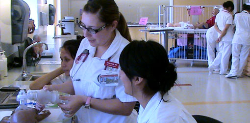 Nurses learning in simulation lab